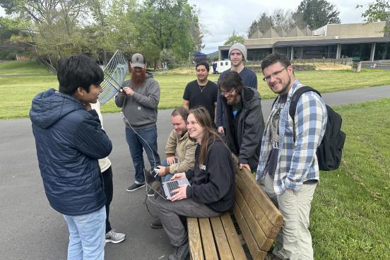 Picture of students in the RF laboratory exploring the galaxy with RTL-SDR 